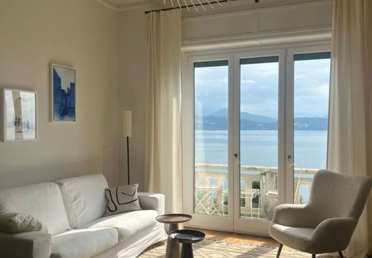 Ferienwohnung in Belgirate - Camelia modern apartment with lake view in Belgira